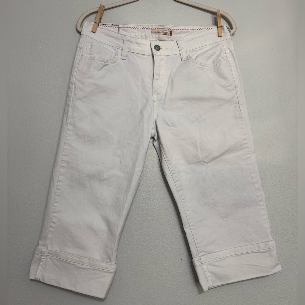 07 Levis 515 Cuffed Capri In White